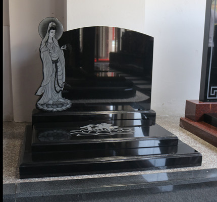 墓碑工廠創(chuàng)新小型藝術(shù)墓碑,鑲嵌瓷畫展現(xiàn)獨特藝術(shù)文化價值_工藝