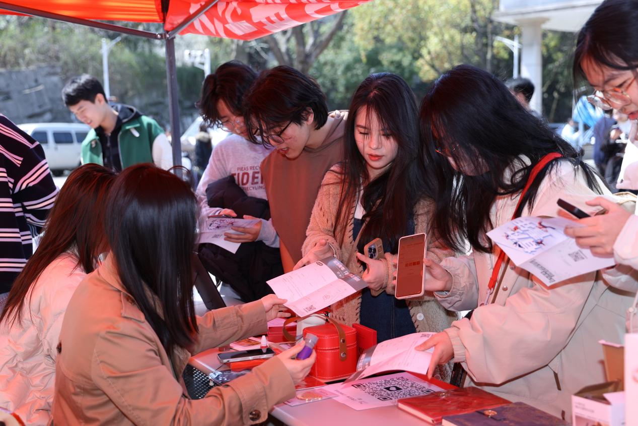 設計與藝術學院特色游園會暨周末文化廣場活動舉行 企業管理咨詢賦能藝術創新